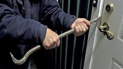 عجزا عن دفع القرض فحاولا سرقة البنك.. عامل وسائق يستعينان بعاطل للسطو بـ قنا