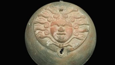 متحف الآثار بمكتبة الإسكندرية يعرض سلطانية مصور عليها رأس الميدوزا