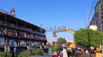 تفريغ محتويات مركب المنصورة الجانح استعدادًا لتعويمه | صور