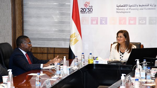 وزيرة التخطيط ومساعد