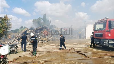 بعد استمراره 5 ساعات.. ندب الأدلة الجنائية لمعاينة موقع حريق أحد المصانع في المحلة