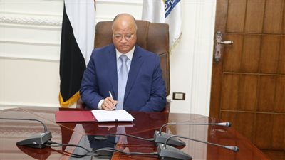 محافظ القاهرة يعتمد قرار ترقية 2695 موظفًا من العاملين بالمحافظة 