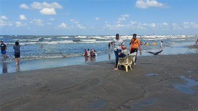 منع السباحة في شاطئ بورسعيد تزامنًا مع ارتفاع الأمواج وشدة الرياح | فيديو