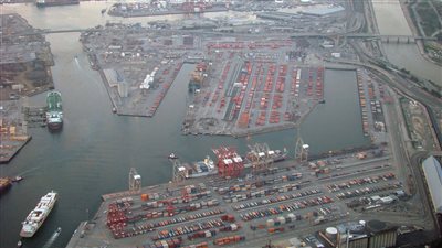 أزمة تواجه السفن في موانئ كاليفورنيا.. 55 سفينة تنتظر تفريغ حمولتها 