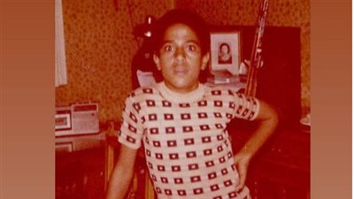 سخرية من صورة نادرة للفنان أشرف عبد الباقي بطفولته خلال الاحتفال بعيد ميلاده 