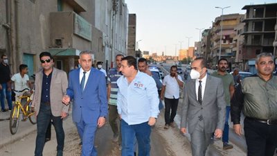 محافظ سوهاج يتفقد أعمال الرصف والتنسيق العام بمحيط كوبري الثقافة.. ويتابع تطوير ميدان الشبان المسلمين | صور