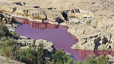 تفسير ظهور مياه حمراء مجهولة المصدر قرب البحر الميت 