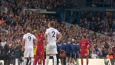 إصابة مرعبة لـ لاعب ليفربول في لقاء ليدز يونايتد بالدوري الإنجليزي(فيديو)