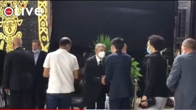 مدير هيئة التجارة اليابانية بالقاهرة يؤدي واجب العزاء في رجل الأعمال محمود العربي