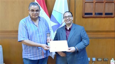 رئيس جامعة كفر الشيخ يسلم شهادة اعتماد كلية الزراعة لعميد الكلية |صور 