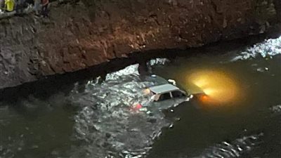 سقوط سيارة ملاكي في ترعة القاصد بطنطا.. وجهود مكثفة لانتشال قائدها