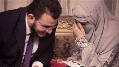 هل يجوز أن يرى صديق الزوج وجه زوجته المنتقبة عند الشهادة على عقد الزواج؟