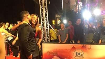 آخرهم أحمد سعد وزوجته.. نجوم جعلوا الريد كاربت مكانًا للقبلات