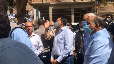 خلال جولته بالقليوبية.. مواطن لرئيس الوزراء: الخدمات معدومة ومعاشي واقف من سنة │ فيديو 