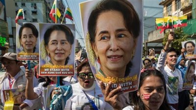 بعد الانقلاب العسكري والتوتر الإقليمي.. وعكة صحية تمنع زعيمة مينمار من حضور المحاكمة 