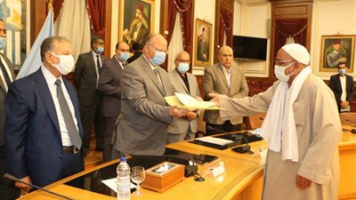 محافظ القاهرة يُسلم 29 عقدًا موثقًا لبعض المصانع بمنطقة شق الثعبان