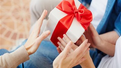 دار الإفتاء توضح حكم التهادي والمجاملة بين المسلمين وغيرهم