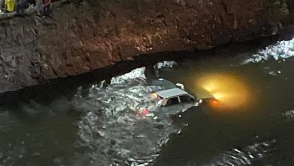 سقوط سيارة في ترعة