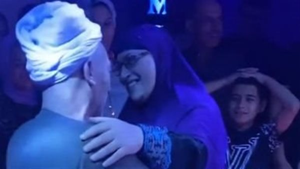 الزوجان أثناء رقصهما