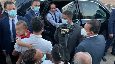 السيسي يتوقف لتبادل التحية والحديث مع المواطنين بشرم الشيخ 