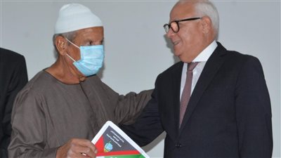 محافظ بورسعيد يسلم 13عقد تمليك أراضي للمزارعين بسهل الطينة | صور