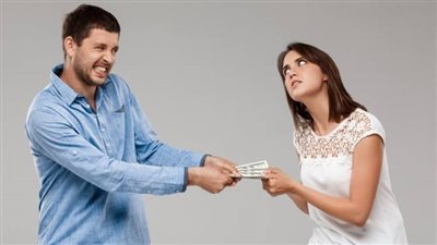 هل يجوز للزوجة إنفاق مال زوجها دون إذنه؟.. الإفتاء تجيب