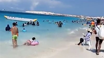 طبيعة خلابة ومياه صافية.. شواطئ مطروح تجذب أعدادًا كبيرة من المصطافين