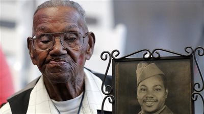 ضابط أمريكي شارك في الحرب العالمية الثانية يحتفل بعيد ميلاده الـ112