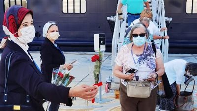 استقبال ثاني الأفواج السياحية بالورود في بورسعيد | صور