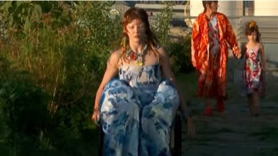 موضة 2021.. عارضات أزياء على كراسي متحركة وأمهات بأطفالهن