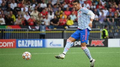 متفوقًا على ميسي.. رونالدو الأعلى أجرًا في العالم وصلاح ضمن القائمة