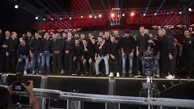 احتفالية النجم العاشرة.. الخطيب يستقبل لاعبي الأهلي والجهاز الفني على المنصة 