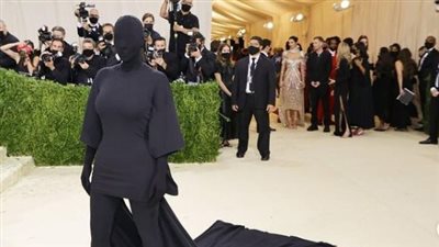 للمرة الثانية.. كيم كارداشيان تثير الجدل بملابسها السوداء │ صور
