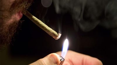 حبس تاجري مخدرات بحوزتهما 7 أكياس حشيش بالقطامية