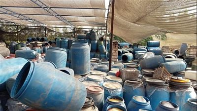 ضبط 20 طن جبن ومخلل وملح فاسدين بمصنعين دون ترخيص بالبحيرة