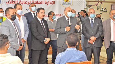 رئيس جامعة المنيا يتفقد أعمال الكشف الطبي للطلاب الجدد وتلقيحهم لقاح كورونا