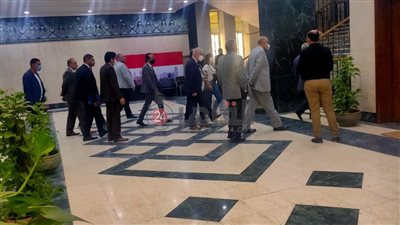 نرصد لحظة وصول فتاة الفستان لحضور جلسة الصلح مع مراقبتي جامعة طنطا │ صورة