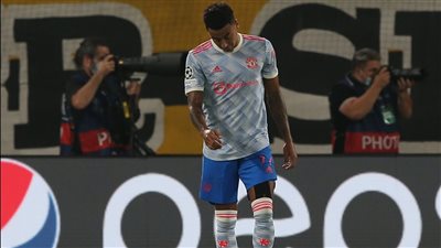 لاعب مان يونايتد يعلق على خسارة فريقه بعد تمريرة خاطئة: أمر مؤلم للغاية