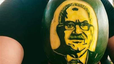 شيف بورسعيدي يُخلد ذكرى شهبندر التجار بـ النحت على البطيخ | صور