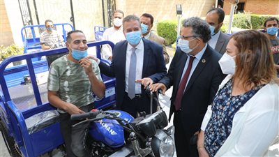 محافظ المنوفية يسلم 50 مشروعًا من ليلة القدر للأسر المستحقة 