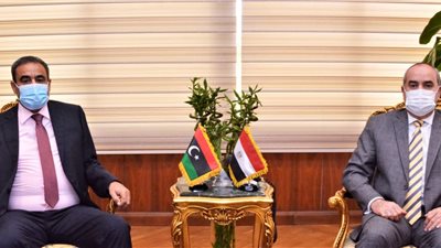 وزير الطيران المدني يبحث التعاون المشترك مع مسئول المواصلات الليبي |صور