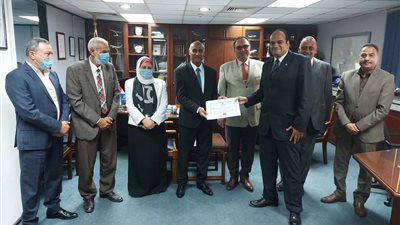 تكريم عدد من العاملين بمصر للطيران بعد تجديد اعتماد شهادة الإيساجو | صور