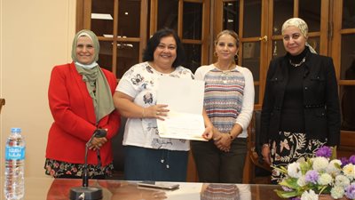  تكريم الموظفين المتميزين بقطاع الدراسات العليا والبحوث بـ آداب عين شمس | صور 