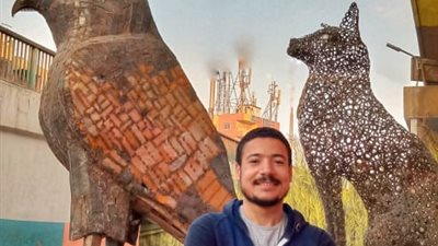 نص طن حديد خردة.. شاب يبدع في تصميم تمثال حورس بارتفاع 6 أمتار | صور