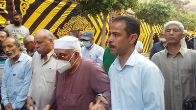 رغم كبر سنه.. نجل الشعراوي الأكبر في الصفوف الأولى لتشييع جثمان شقيقه 