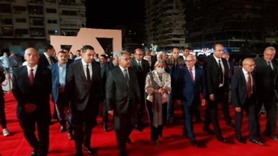 الألعاب النارية تضيء قناة السويس احتفالًا بافتتاح ساحة مصر ورفع تمثال مصر أم الدنيا