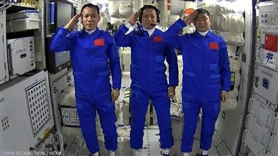 عودة رواد فضاء صينيين بعد 3 شهور على متن 