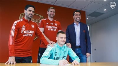 أرسنال يجدد عقد حارس المرمى كارل هاين