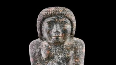 نكشف حقيقة نقل تمثال الكاهن الجنائزي من المتحف المصري بالتحرير إلى الكبير 