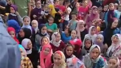 في أول جمعة بعد وفاته.. أهالي قرية أبو رقبة يزورون قبر رجل الأعمال محمود العربي 